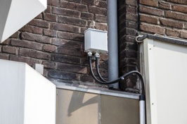 Small Cell an Hausfassade verbessert den Mobilfunkempfang in der Stadt
