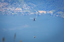Helikopterflug mit Material für den EAN Funkstandort in den Bergen
