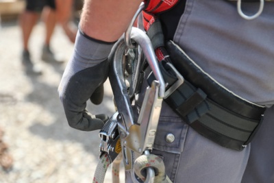 Techniker Deutsche Funkturm mit Sicherheitsgurt für die Abnahme des Funkmasten