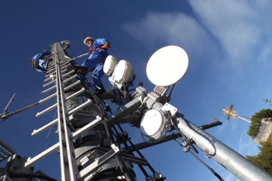 Techniker warten den Mobilfunkmasten am Wank