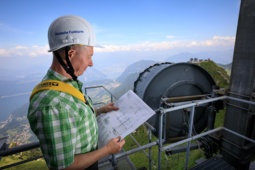 Techniker überprüft Pläne für den EAN Funkstandort in den Bergen