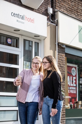 Kundinnen profitieren von schnellem Internet in der Innenstadt