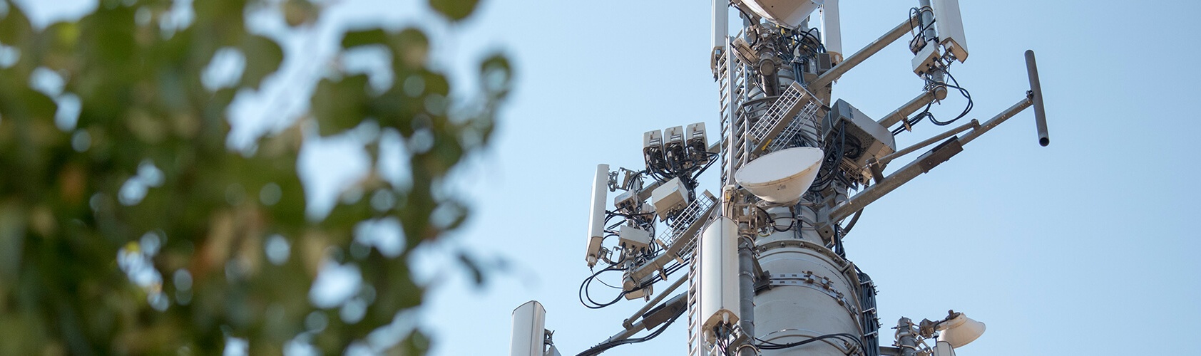 Funkmast, auf dem viele Antennen unterschiedlicher Funkdienste angebracht sind